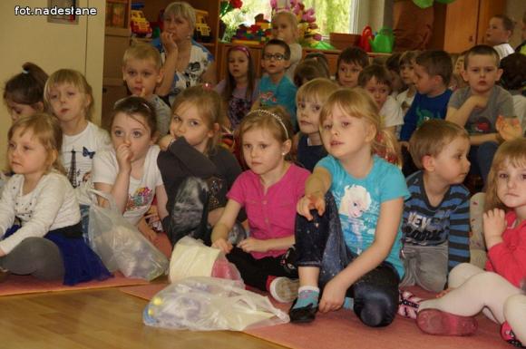 Nadzieja dla nieszczęśliwych psiaków w małych serduszkach przedszkolaków z 