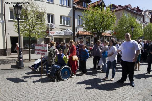 Zabawa na Dniu Godności Osób z Niepełnosprawnością Intelektualną i budynek dla PSOUU