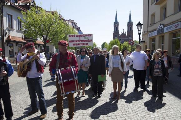 Zabawa na Dniu Godności Osób z Niepełnosprawnością Intelektualną i budynek dla PSOUU