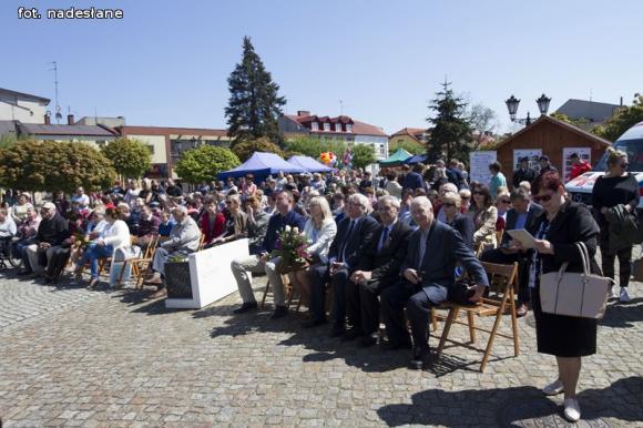 Zabawa na Dniu Godności Osób z Niepełnosprawnością Intelektualną i budynek dla PSOUU