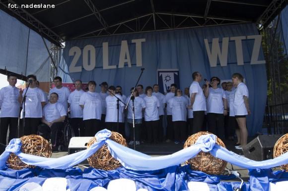 Zabawa na Dniu Godności Osób z Niepełnosprawnością Intelektualną i budynek dla PSOUU