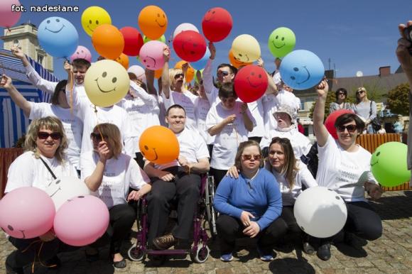 Zabawa na Dniu Godności Osób z Niepełnosprawnością Intelektualną i budynek dla PSOUU