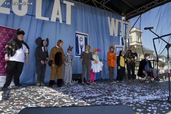 Zabawa na Dniu Godności Osób z Niepełnosprawnością Intelektualną i budynek dla PSOUU