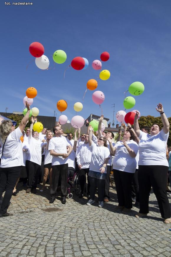 Zabawa na Dniu Godności Osób z Niepełnosprawnością Intelektualną i budynek dla PSOUU