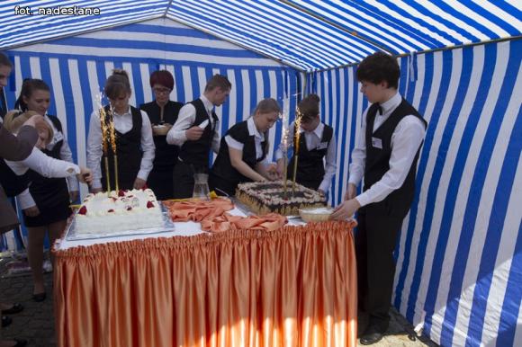 Zabawa na Dniu Godności Osób z Niepełnosprawnością Intelektualną i budynek dla PSOUU
