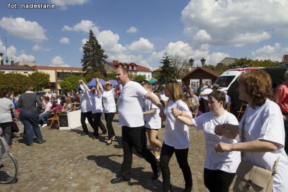 Zabawa na Dniu Godności Osób z Niepełnosprawnością Intelektualną i budynek dla PSOUU