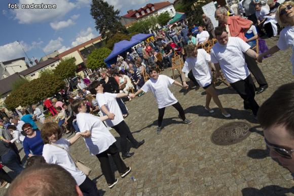 Zabawa na Dniu Godności Osób z Niepełnosprawnością Intelektualną i budynek dla PSOUU