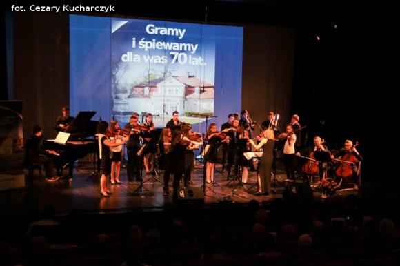 70 lat grają i śpiewają dla nas. Dziękujemy