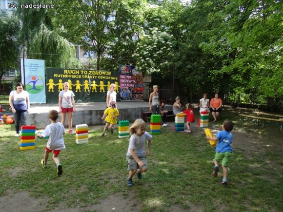 Zabawy sportowe w Jarzębince