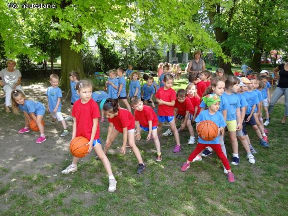 Zabawy sportowe w Jarzębince