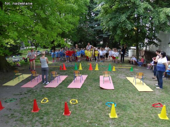 Zabawy sportowe w Jarzębince