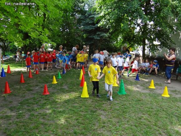 Zabawy sportowe w Jarzębince