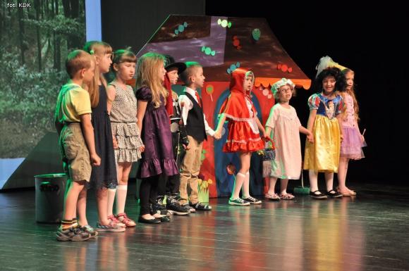 Przedszkolaki na scenie. Pierwszy dzień Łapy