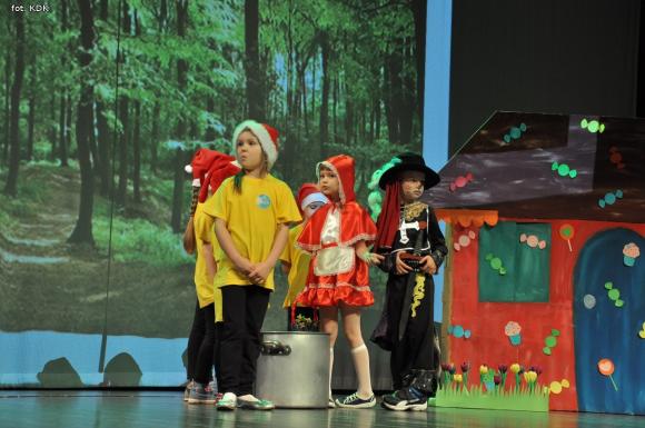 Przedszkolaki na scenie. Pierwszy dzień Łapy