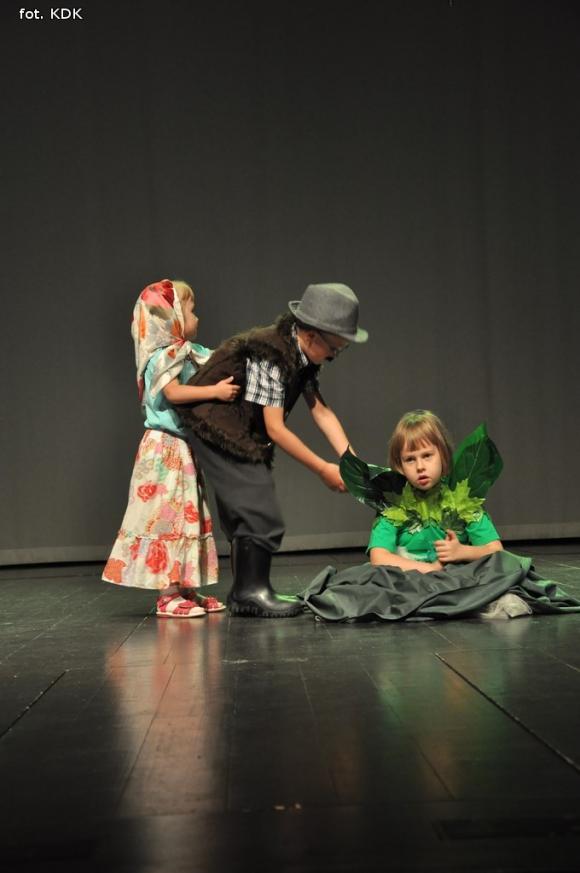 Przedszkolaki na scenie. Pierwszy dzień Łapy