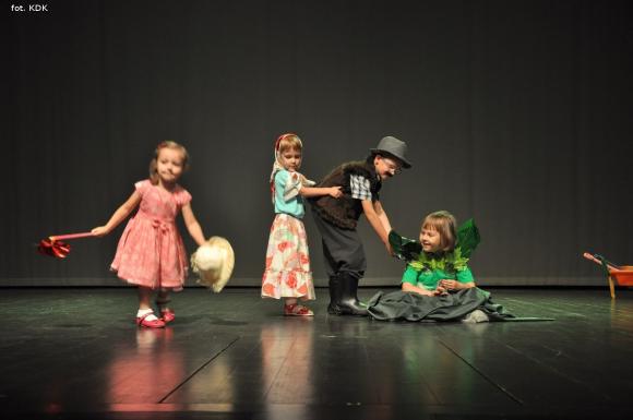 Przedszkolaki na scenie. Pierwszy dzień Łapy