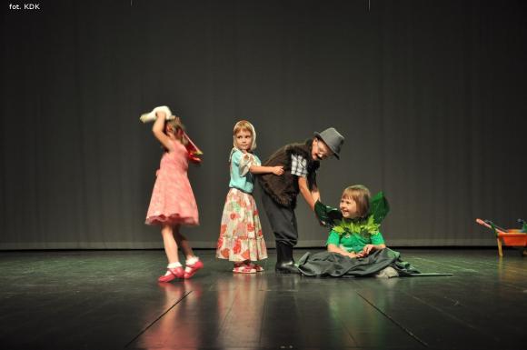 Przedszkolaki na scenie. Pierwszy dzień Łapy
