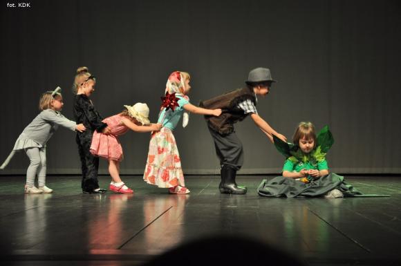 Przedszkolaki na scenie. Pierwszy dzień Łapy