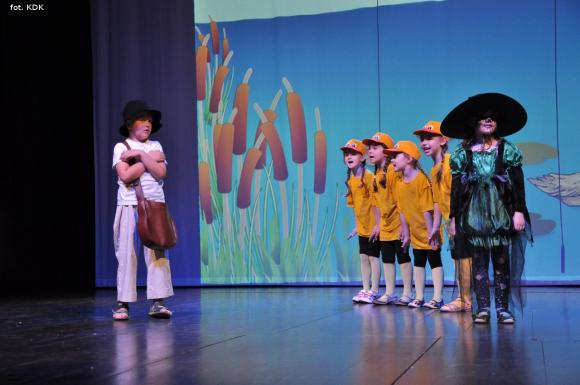 Przedszkolaki na scenie. Pierwszy dzień Łapy