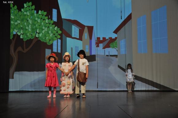 Przedszkolaki na scenie. Pierwszy dzień Łapy