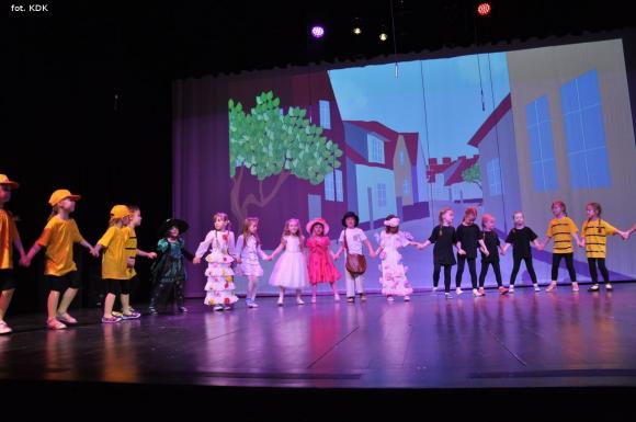 Przedszkolaki na scenie. Pierwszy dzień Łapy