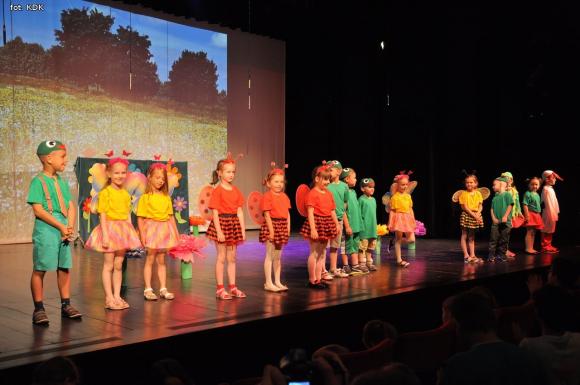 Przedszkolaki na scenie. Pierwszy dzień Łapy