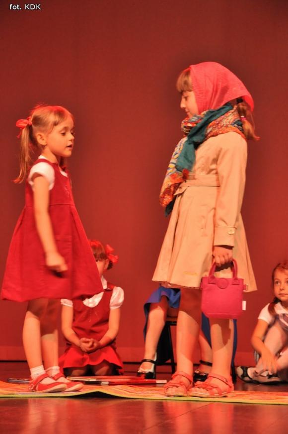 Przedszkolaki na scenie. Pierwszy dzień Łapy