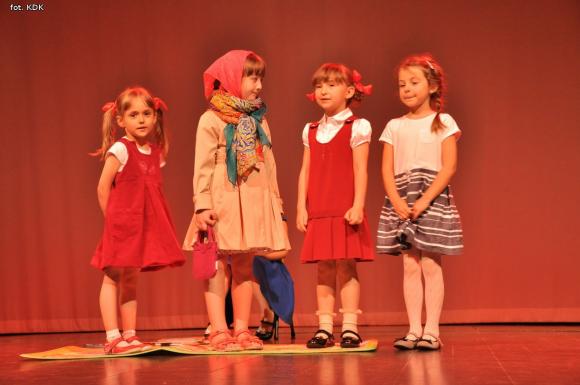 Przedszkolaki na scenie. Pierwszy dzień Łapy