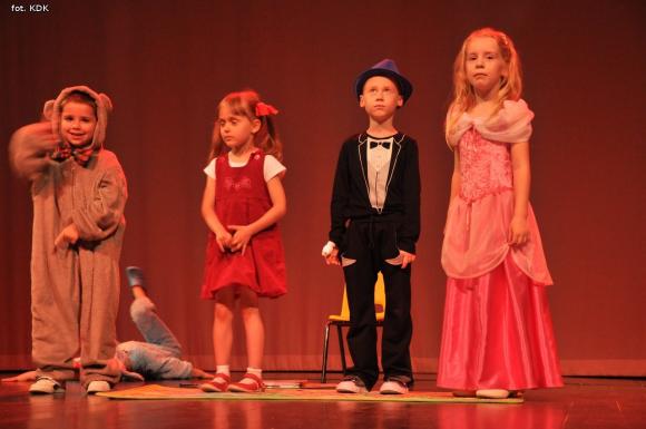 Przedszkolaki na scenie. Pierwszy dzień Łapy