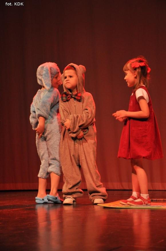 Przedszkolaki na scenie. Pierwszy dzień Łapy
