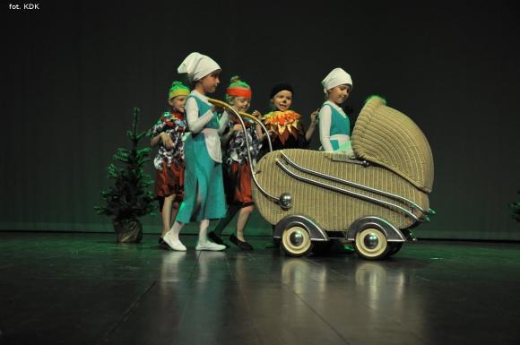 Przedszkolaki na scenie. Pierwszy dzień Łapy