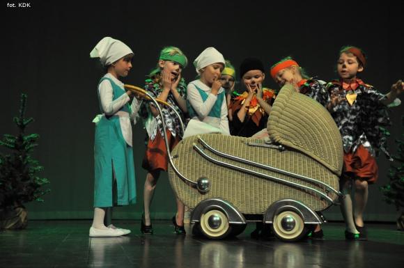 Przedszkolaki na scenie. Pierwszy dzień Łapy