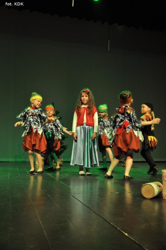 Przedszkolaki na scenie. Pierwszy dzień Łapy