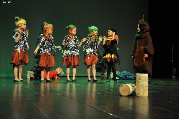Przedszkolaki na scenie. Pierwszy dzień Łapy
