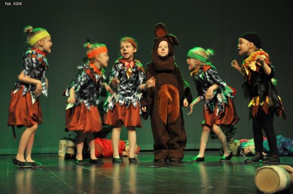 Przedszkolaki na scenie. Pierwszy dzień Łapy