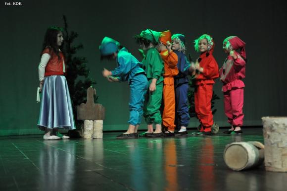 Przedszkolaki na scenie. Pierwszy dzień Łapy