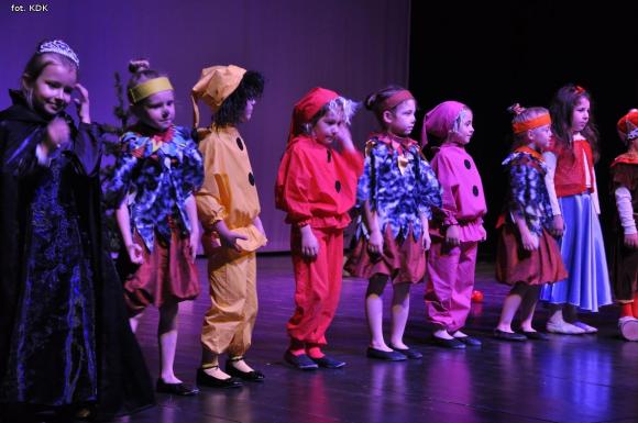 Przedszkolaki na scenie. Pierwszy dzień Łapy