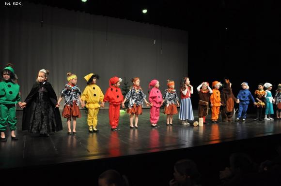 Przedszkolaki na scenie. Pierwszy dzień Łapy