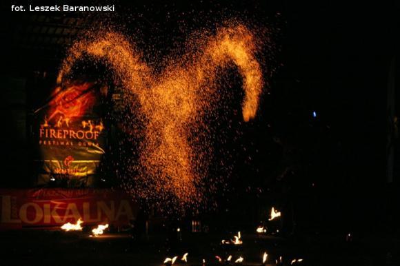VII Festiwal Ognia FIREPROOF. Jelonek, warsztaty kuglarskie, pokazy konkursowe