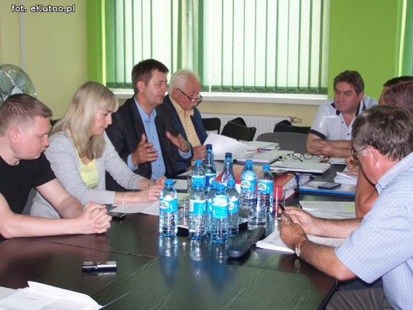 Nauczyciele i absolwenci vs dyrektor ZS nr 1 w Kutnie. Komisja Rewizyjna oceni argumenty obu stron