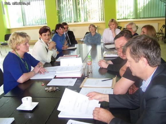 Nauczyciele i absolwenci vs dyrektor ZS nr 1 w Kutnie. Komisja Rewizyjna oceni argumenty obu stron