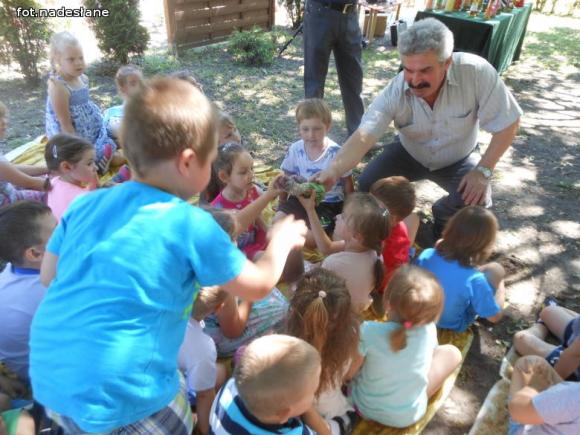 Przedszkolaki spotkały się z rzeźbiarzami