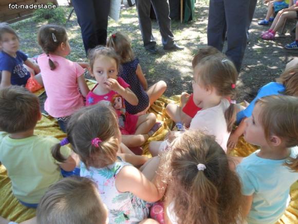 Przedszkolaki spotkały się z rzeźbiarzami