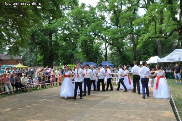 Relacja: Wianki Dworskie w Dobrzelinie powitały lato na miarę Europy