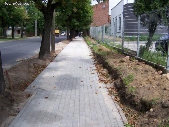Czytelnicy pytają: Kiedy budowa chodników na Chodkiewicza?