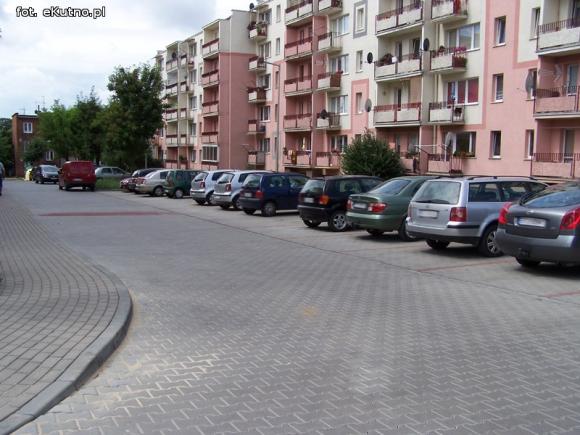 Czytelnicy pytają: Kiedy budowa chodników na Chodkiewicza?