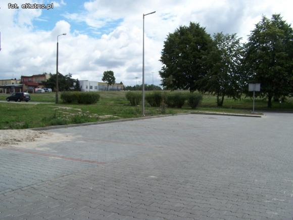 Czytelnicy pytają: Kiedy budowa chodników na Chodkiewicza?