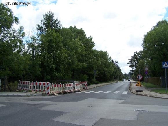 Czytelnicy pytają: Kiedy budowa chodników na Chodkiewicza?