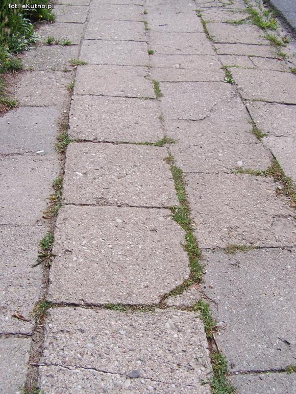 Czytelnicy pytają: Kiedy budowa chodników na Chodkiewicza?