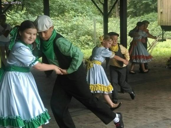 Mali tancerze ludowi z Kutna na pracowitych wakacjach